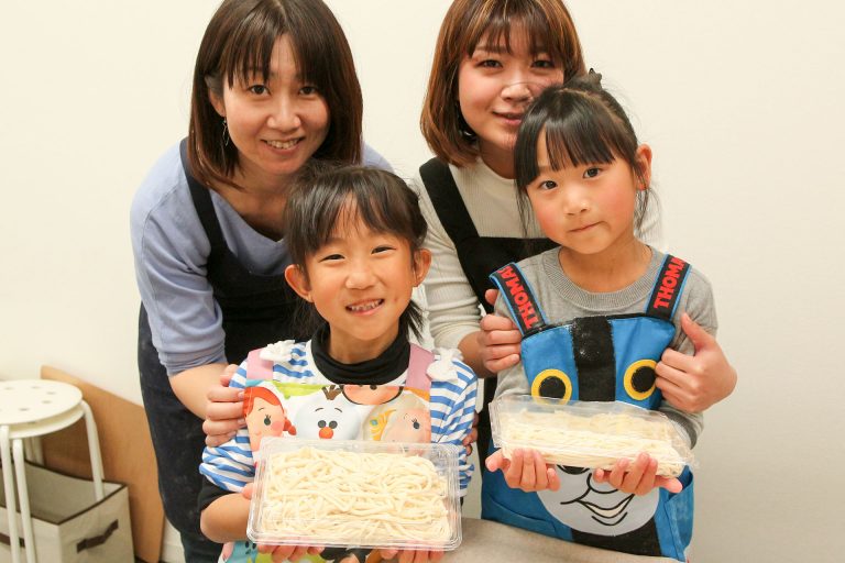 足ふみの写真を撮るのは難しいんです… 手打ちうどん作り体験教室 2017年3月 20170329-3.jpg – イリコスキー製麺所