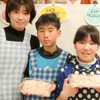 みんなが一番好きなのは打ち粉。 手打ちうどん作り体験教室 2017年3月 20170329-4.jpg – イリコスキー製麺所