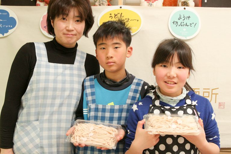 足ふみの写真を撮るのは難しいんです… 手打ちうどん作り体験教室 2017年3月 20170329-4.jpg – イリコスキー製麺所