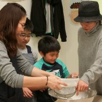 みんなが一番好きなのは打ち粉。 手打ちうどん作り体験教室 2017年3月 20170329-6.jpg – イリコスキー製麺所