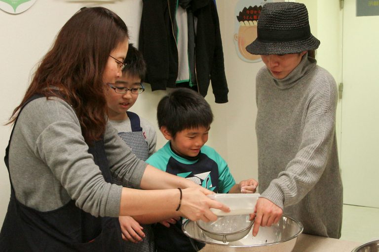 足ふみの写真を撮るのは難しいんです… 手打ちうどん作り体験教室 2017年3月 20170329-6.jpg – イリコスキー製麺所