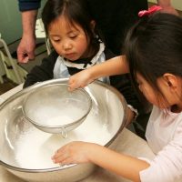 みんなが一番好きなのは打ち粉。 手打ちうどん作り体験教室 2017年3月 20170329-7.jpg – イリコスキー製麺所