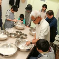 みんなが一番好きなのは打ち粉。 手打ちうどん作り体験教室 2017年3月 20170329-8.jpg – イリコスキー製麺所