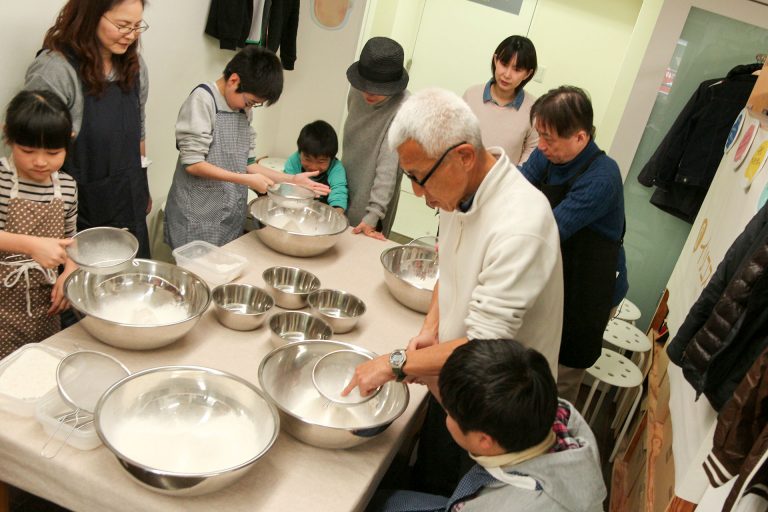足ふみの写真を撮るのは難しいんです… 手打ちうどん作り体験教室 2017年3月 20170329-8.jpg – イリコスキー製麺所