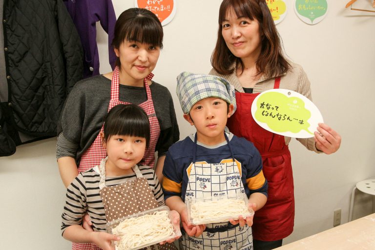 足ふみの写真を撮るのは難しいんです… 手打ちうどん作り体験教室 2017年3月 20170329-9.jpg – イリコスキー製麺所
