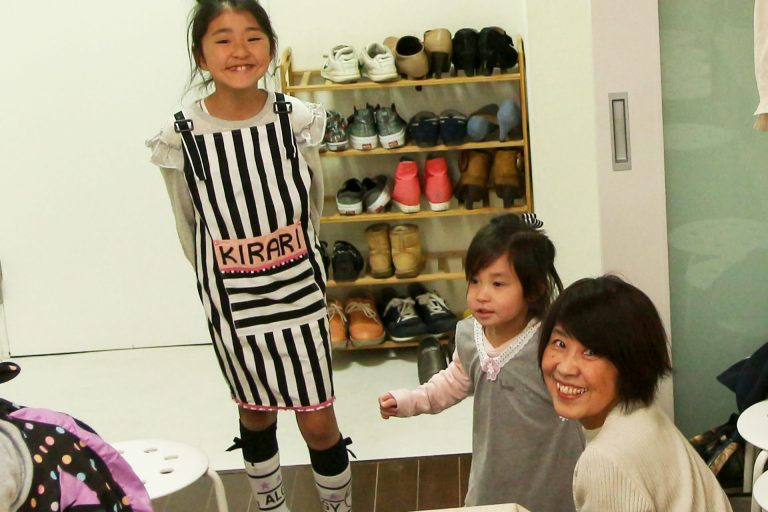 足ふみの写真を撮るのは難しいんです… 手打ちうどん作り体験教室 2017年3月 20170330-2.jpg – イリコスキー製麺所