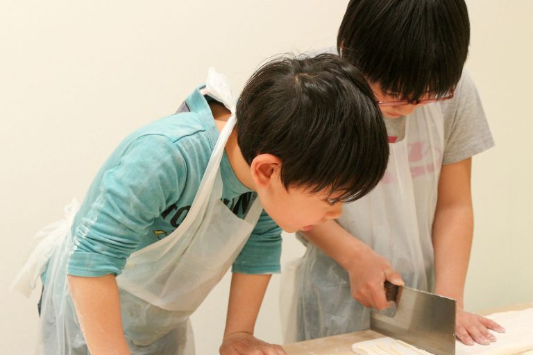足ふみの写真を撮るのは難しいんです… 手打ちうどん作り体験教室 2017年3月 20170330-5.jpg – イリコスキー製麺所
