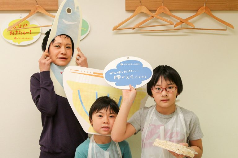 足ふみの写真を撮るのは難しいんです… 手打ちうどん作り体験教室 2017年3月 20170330-6.jpg – イリコスキー製麺所