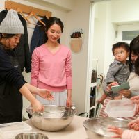 よっこらせ、と裏返し。 手打ちうどん作り体験教室 2017年3月 20170331-10.jpg – イリコスキー製麺所