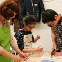 よっこらせ、と裏返し。 手打ちうどん作り体験教室 2017年3月 20170331-11.jpg – イリコスキー製麺所