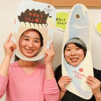 よっこらせ、と裏返し。 手打ちうどん作り体験教室 2017年3月 20170331-13.jpg – イリコスキー製麺所