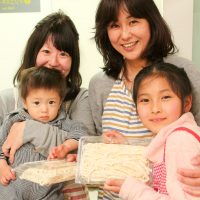 よっこらせ、と裏返し。 手打ちうどん作り体験教室 2017年3月 20170331-14.jpg – イリコスキー製麺所