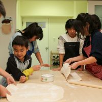 よっこらせ、と裏返し。 手打ちうどん作り体験教室 2017年3月 20170331-2.jpg – イリコスキー製麺所