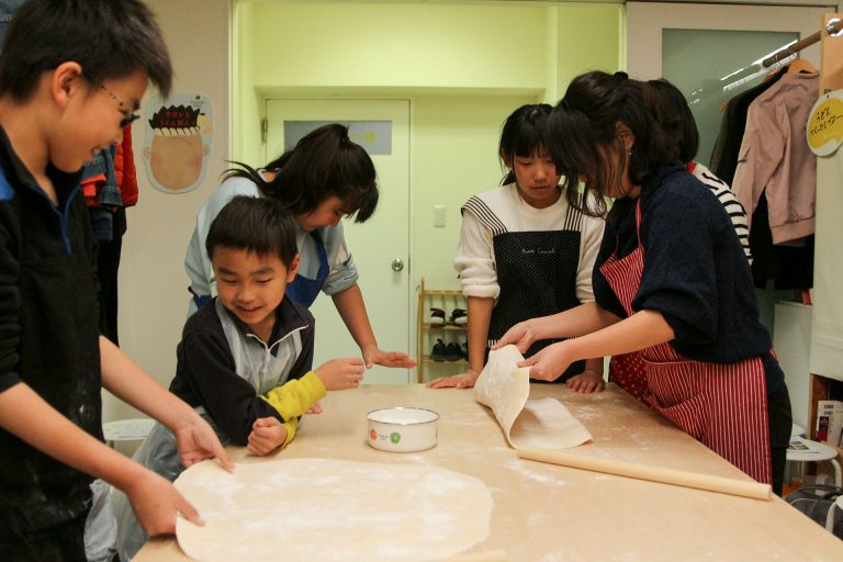足ふみの写真を撮るのは難しいんです… 手打ちうどん作り体験教室 2017年3月 20170331-2.jpg – イリコスキー製麺所