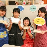 よっこらせ、と裏返し。 手打ちうどん作り体験教室 2017年3月 20170331-3.jpg – イリコスキー製麺所