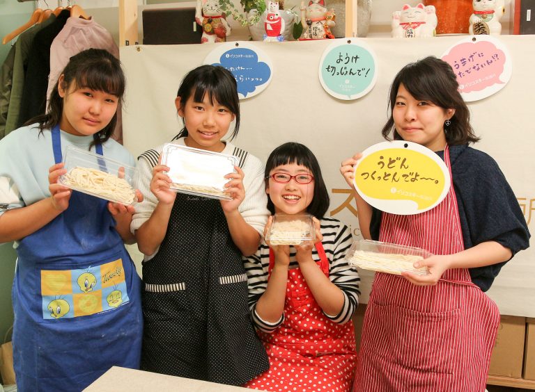 足ふみの写真を撮るのは難しいんです… 手打ちうどん作り体験教室 2017年3月 20170331-3.jpg – イリコスキー製麺所