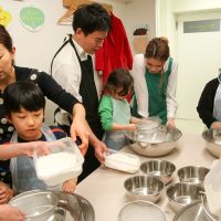 よっこらせ、と裏返し。 手打ちうどん作り体験教室 2017年3月 20170331-4.jpg – イリコスキー製麺所