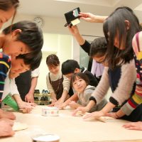 よっこらせ、と裏返し。 手打ちうどん作り体験教室 2017年3月 20170331-5.jpg – イリコスキー製麺所