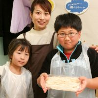 よっこらせ、と裏返し。 手打ちうどん作り体験教室 2017年3月 20170331-8.jpg – イリコスキー製麺所