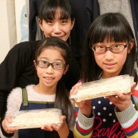 よっこらせ、と裏返し。 手打ちうどん作り体験教室 2017年3月 20170331-9.jpg – イリコスキー製麺所