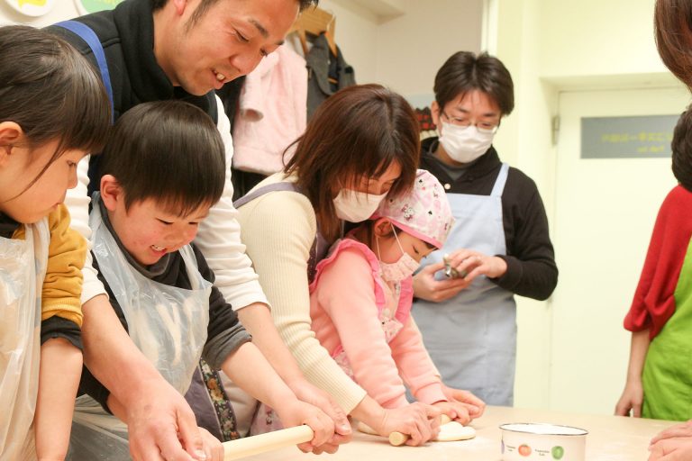 足ふみの写真を撮るのは難しいんです… 手打ちうどん作り体験教室 2017年3月 20170401-11.jpg – イリコスキー製麺所