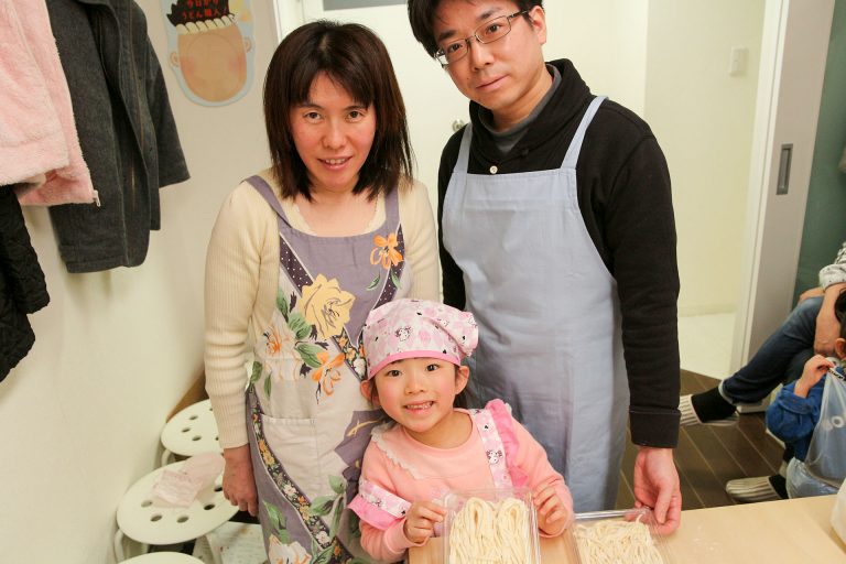 足ふみの写真を撮るのは難しいんです… 手打ちうどん作り体験教室 2017年3月 20170401-12.jpg – イリコスキー製麺所