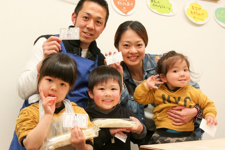 足ふみの写真を撮るのは難しいんです… 手打ちうどん作り体験教室 2017年3月 20170401-13.jpg – イリコスキー製麺所
