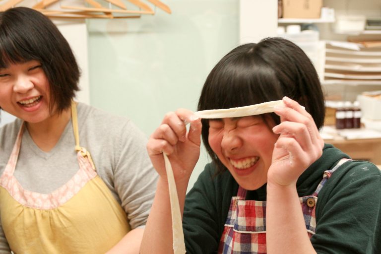 足ふみの写真を撮るのは難しいんです… 手打ちうどん作り体験教室 2017年3月 20170401-3.jpg – イリコスキー製麺所