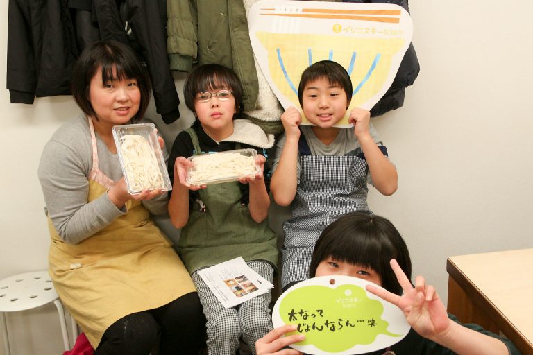 足ふみの写真を撮るのは難しいんです… 手打ちうどん作り体験教室 2017年3月 20170401-4.jpg – イリコスキー製麺所