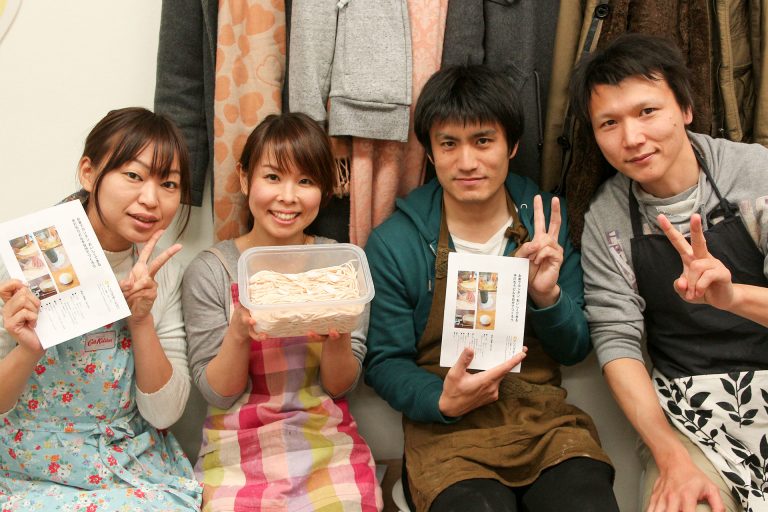 足ふみの写真を撮るのは難しいんです… 手打ちうどん作り体験教室 2017年3月 20170401-8.jpg – イリコスキー製麺所