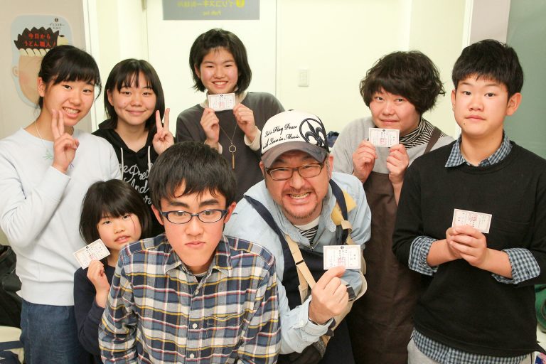 足ふみの写真を撮るのは難しいんです… 手打ちうどん作り体験教室 2017年3月 20170401-9.jpg – イリコスキー製麺所