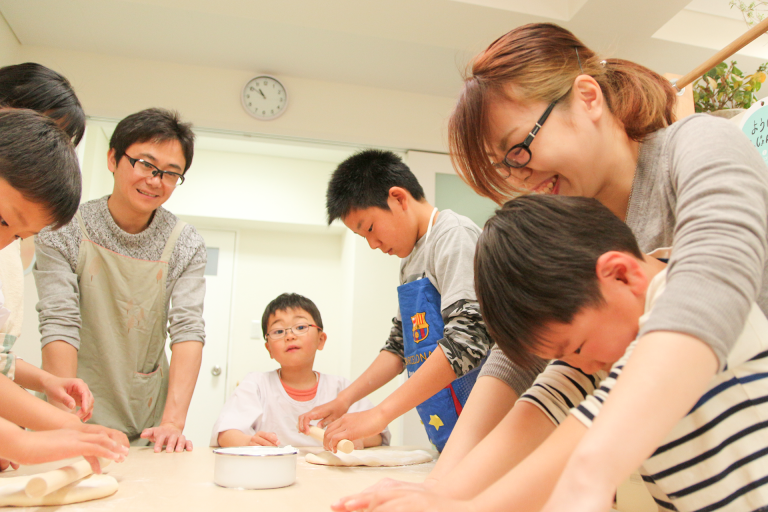 足ふみの写真を撮るのは難しいんです… 手打ちうどん作り体験教室 2017年3月 20170404-1.png – イリコスキー製麺所