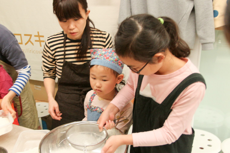足ふみの写真を撮るのは難しいんです… 手打ちうどん作り体験教室 2017年3月 20170405-4.png – イリコスキー製麺所