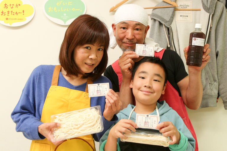 足ふみの写真を撮るのは難しいんです… 手打ちうどん作り体験教室 2017年3月 20170407-2.png – イリコスキー製麺所