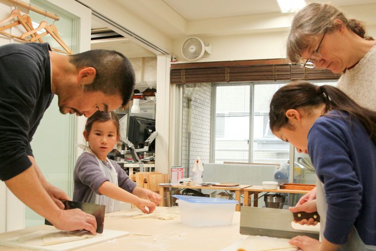 「これからも続けてください！」 手打ちうどん作り体験教室 2017年4月 20170411-2.jpg – イリコスキー製麺所