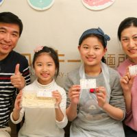 笑い顔が素敵なお嬢さん方と 手打ちうどん作り体験教室 2017年4月 20170414-2.jpg – イリコスキー製麺所