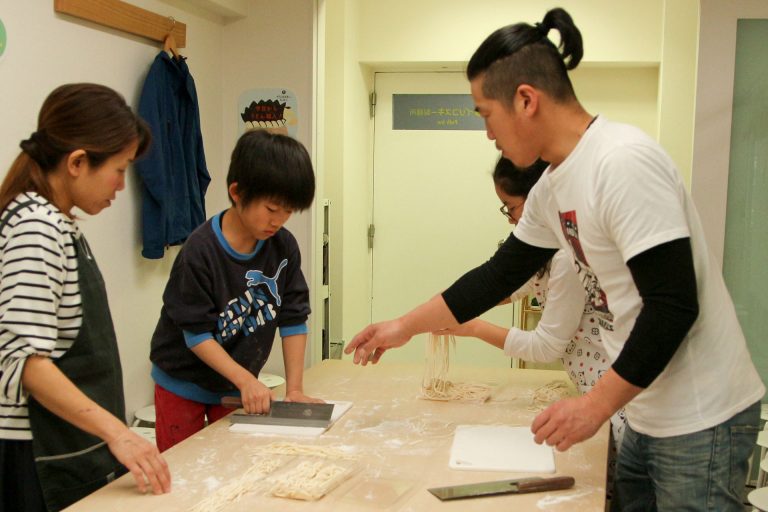 「これからも続けてください！」 手打ちうどん作り体験教室 2017年4月 20170415-1.jpg – イリコスキー製麺所