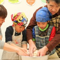お天気の一日、大勢の子どもたちのにぎやかな声。 手打ちうどん作り体験教室 2017年4月 20170423-3.jpg – イリコスキー製麺所