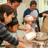 黒Tシャツも真っ白に 手打ちうどん作り体験教室 2017年4月 20170429-1.jpg – イリコスキー製麺所