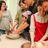 黒Tシャツも真っ白に 手打ちうどん作り体験教室 2017年4月 20170429-2.jpg – イリコスキー製麺所