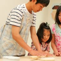 撮影にはしっかり演出が入ります 手打ちうどん作り体験教室 2017年4月 20170430-13.jpg – イリコスキー製麺所