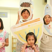 撮影にはしっかり演出が入ります 手打ちうどん作り体験教室 2017年4月 20170430-15.jpg – イリコスキー製麺所