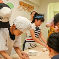 撮影にはしっかり演出が入ります 手打ちうどん作り体験教室 2017年4月 20170430-2.jpg – イリコスキー製麺所