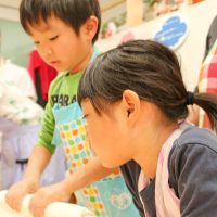 撮影にはしっかり演出が入ります 手打ちうどん作り体験教室 2017年4月 20170430-3.jpg – イリコスキー製麺所