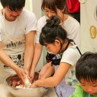 撮影にはしっかり演出が入ります 手打ちうどん作り体験教室 2017年4月 20170430-4.jpg – イリコスキー製麺所