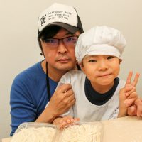 撮影にはしっかり演出が入ります 手打ちうどん作り体験教室 2017年4月 20170430-6.jpg – イリコスキー製麺所