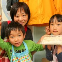 撮影にはしっかり演出が入ります 手打ちうどん作り体験教室 2017年4月 20170430-7.jpg – イリコスキー製麺所