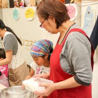 「いつもよりおいしそうに食べてます」 手打ちうどん作り体験教室 2017年5月 20170504-1.jpg – イリコスキー製麺所