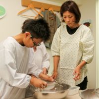 「いつもよりおいしそうに食べてます」 手打ちうどん作り体験教室 2017年5月 20170504-11.jpg – イリコスキー製麺所