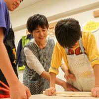 「いつもよりおいしそうに食べてます」 手打ちうどん作り体験教室 2017年5月 20170504-13.jpg – イリコスキー製麺所